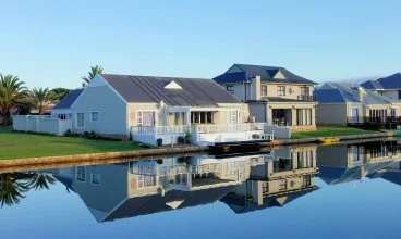 An image of a house by the ocean.